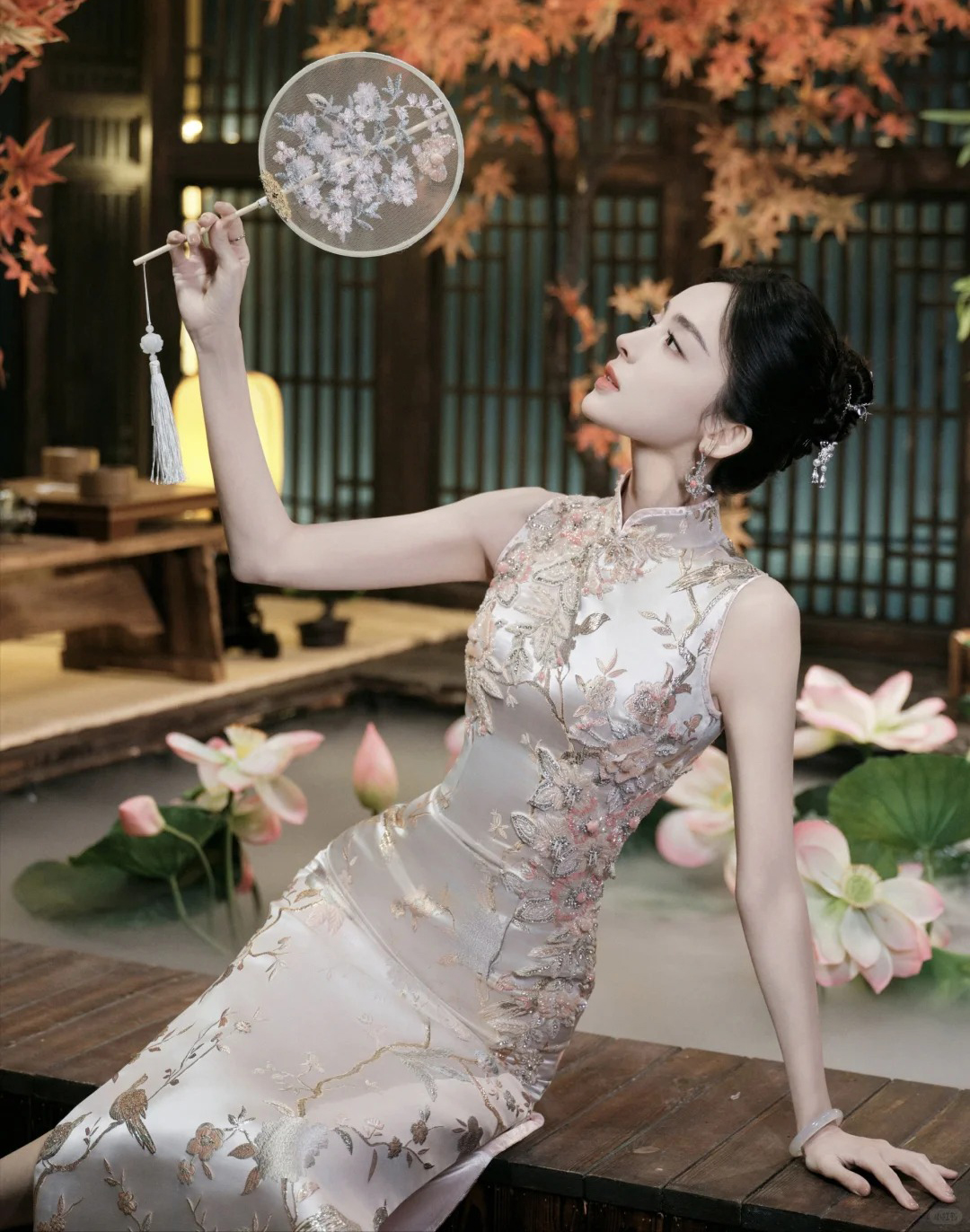 कढ़ाई सजावट वाला गहरा लाल qipao