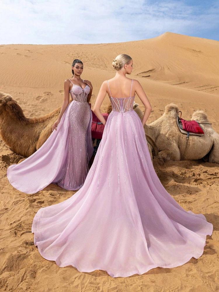 गुलाबी ball gown, रेगिस्तानी दृश्य के साथ शूट किया गया